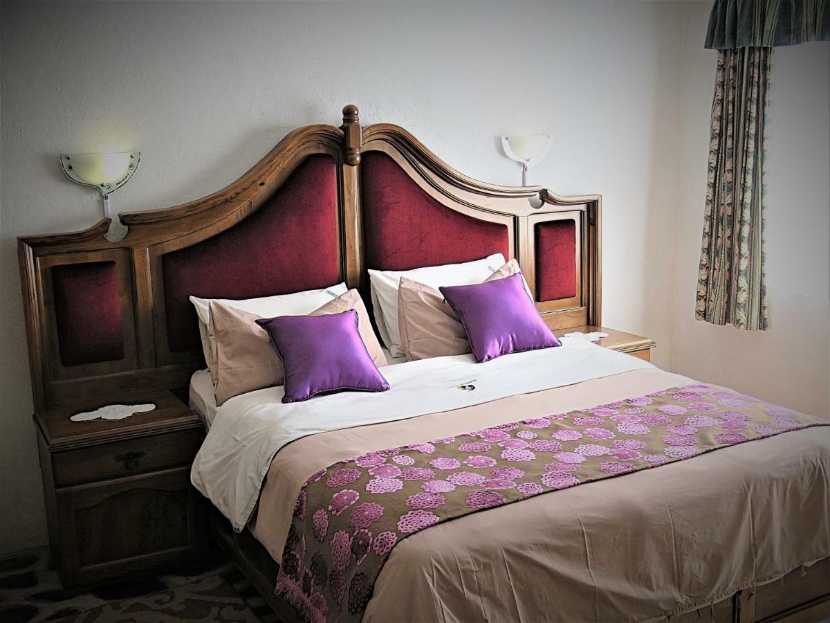 Parrot Lodge Bulawayo Extérieur photo